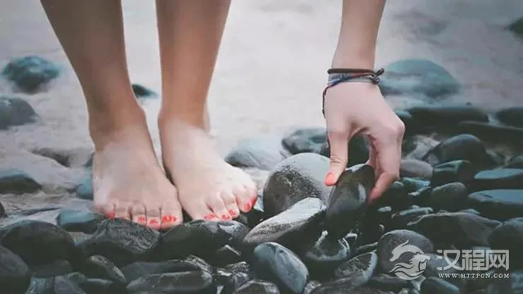 脚有这4种特征的人，不管现在多穷，早晚会发大财！