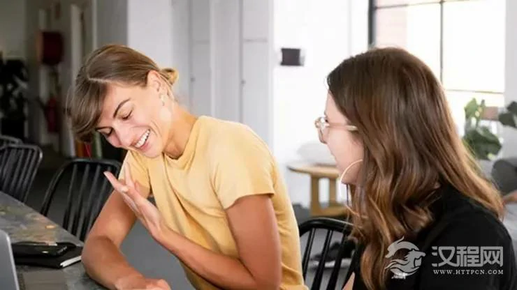 职场遇到这种笑面人，远离是最好的选择